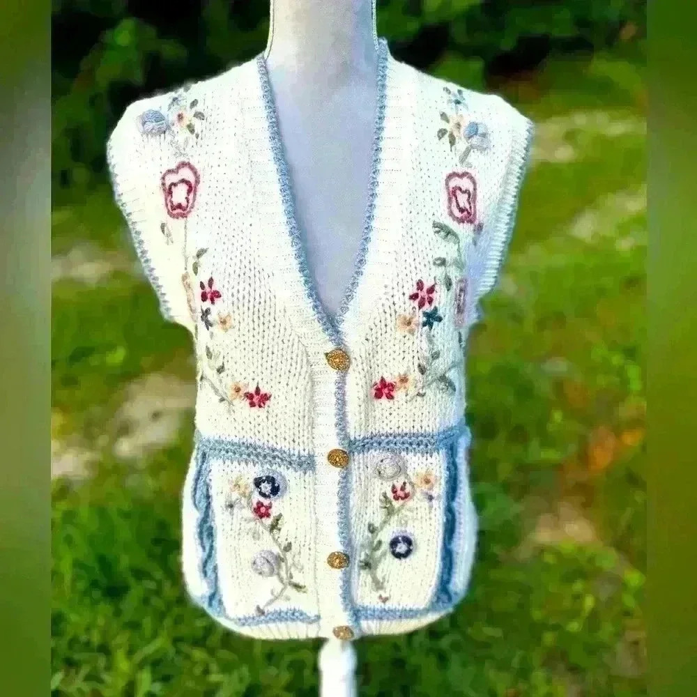 Hand knitted sweater cardigan. Floral. Granny vintage retro sweater. Size L